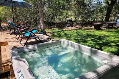 Image de Private Cabin in the woods with Hot Tub in Aggieland 5 minutes -College Station