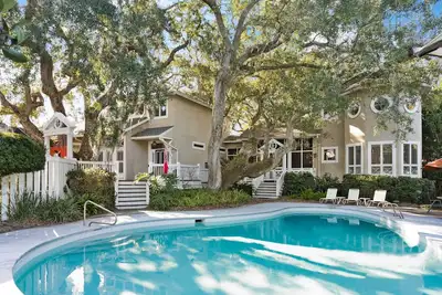 Image de East Beach Family Retreat with large pool, sleeps 15