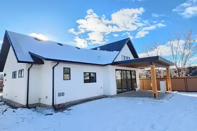 Image de Beautiful Carriage House by the Kelowna hospital and College