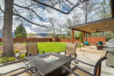 Image de Peak View Palace- Mountain Views, Fire Table & Private Fenced in Yard