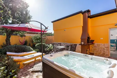 Image de Holiday Apartment Nik, 5 km from Poreč/beach, with private hot tub & garden