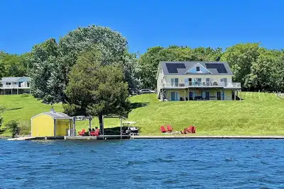 Image de Lakefront of 240 feet on Private side. Lake and Sunrise view from every room! ! !
