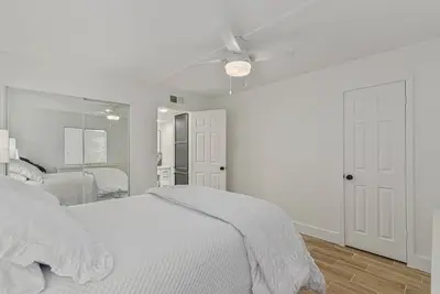 Image de Newly Remodeled and Furnished Condo with Clubhouse and Pool- Right on Camelback!