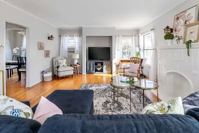 Image de Beautiful 2nd Floor Stand Alone Home with Garage & Gym Near Beach