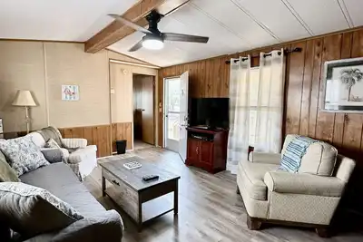 Image de Now Booking For Winter! Cute…. Cozy…. Coastal! ! Quiet Neighborhood!
