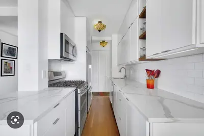 Image de Luxury 24 hour doorman building in the heart of the Ues❤️