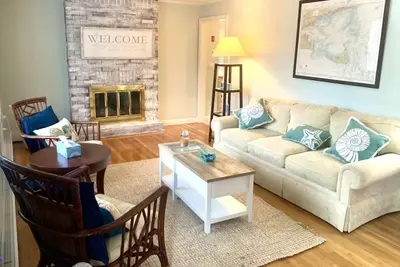 Image de Spacious, updated coastal retreat- quick walk to beach, 4 bd. , finished basement