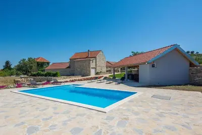 Image de Maison confortable Ă Donje Ceranje avec.