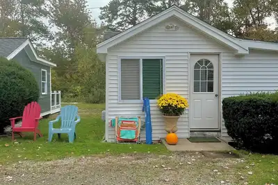 Image de 1-bedroom cottage with Grove Beach 🏖️ access.