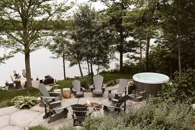 Image de Charming Four Seasons Lake Front Renovated Cottage in Bala, Moon River Muskoka
