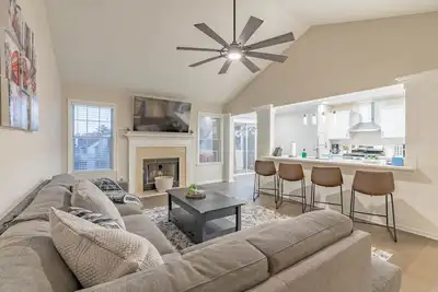 Image de Cozy Sweet Peach 4 Br 3 Ba with Bonus Room & Screened Porch - Pet Free home