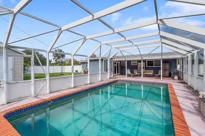 Image de Cozy Pool House l Weekly Stays l Near Beach & Park