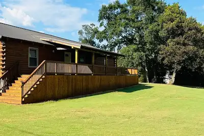 Spacious Log Cabin at Lake Guntersville