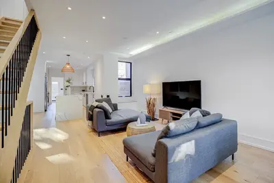 Image de Newly renovated 3 bdrm 2. 5 bath home in the heart of Toronto