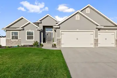 Image de Spacious Home with swim spa and games sleeps 27