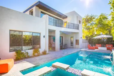 Image de An Unforgettable Modern Luxury Villa Neighboring Fashion Square