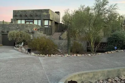 Image de Private home against Superstition Mountains