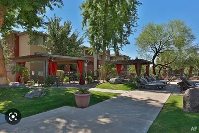 Shared 1bd apt. Few mins to freeway. 20mins to cardinals statium