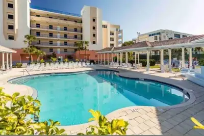 Image de Newly renovated condo with scenic views, two pools and steps away from the beach
