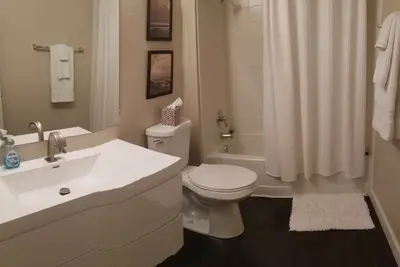 Image de Cozy one bedroom for four. night life zoo and hiking. Near by 20min to cardinals