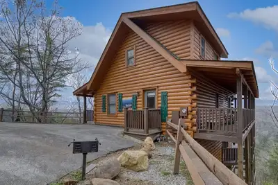 Image de New! 10 min->Dollywood~Amazing Views~Hot Tub~Games