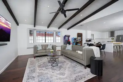 Image de Downtown Gilbert Family Home - Pool, Games + Pet Friendly!