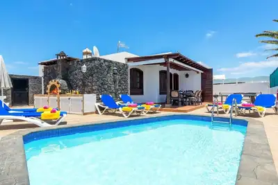 Image de 3 bedroom Villa Solaris great central location, H Pool, Hot Tub and Wifi