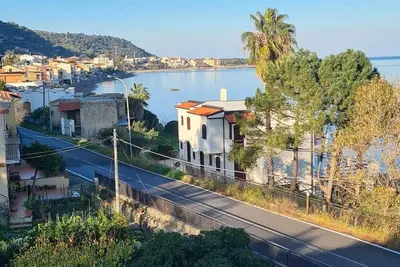 Image de Renovated two-bedroom apartment, parking space, by the sea.