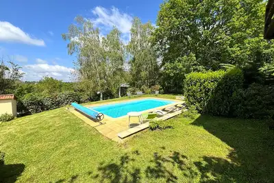 Image de Charmante grange en pierres avec piscine privée dans un écrin de verdure.