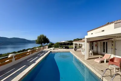 Image de À 5 minutes à pieds de la plage : Villa avec piscine, vue mer et montagne!