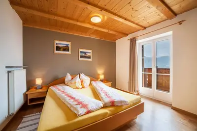 Appartement \"Lingerhof - Arnika\" avec vue sur les montagnes, balcon et Wi-Fi.