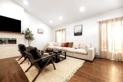 Image de Cozy Escape! Modern/Luxe style w/2 Master en Suites-Fireplace-Fenced- SouthPark!