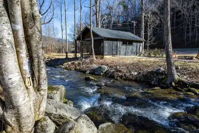 Image de Greenbriar Place, Pickleball Court, Creek, Wifi, Mountain Views, Starting at $79