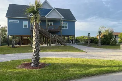 Image de Emerald Isle, Family vacation home, walk to beach and sound with in ground pool