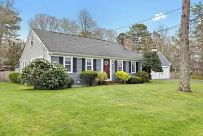 Image de Beautiful S. Yarmouth home. Minutes to beaches, boating, golf, biking & ferry