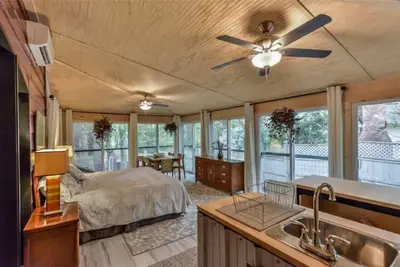 Image de Eclectic Forest View Efficiency in Quiet Chapel Hill Neighborhood