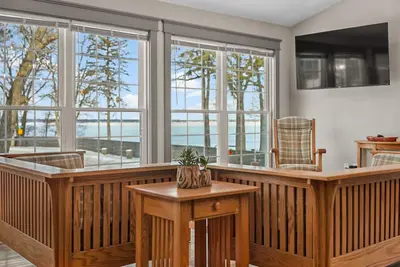 Image de Awesome lake views, 100 steps to the beach!