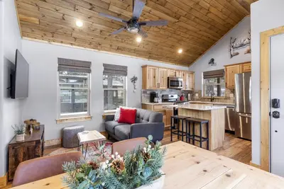 Image de New! Outdoor Fireplace ✔️King Bed ✔️ Big Loft✔️Walk to town/shop ✔️ 🏔️