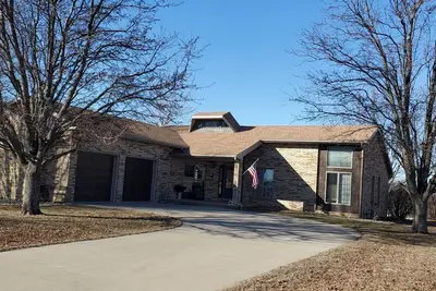 Image de Large spacious house located in quiet neighborhood