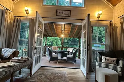 Image de The Red Dog Chalet Couples Retreat w/ Hot Tub