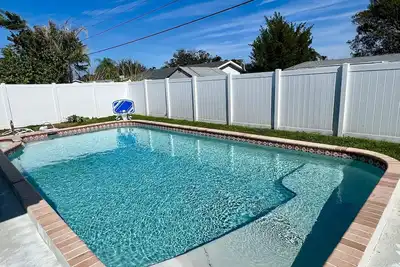 Image de ❤️ Family Friendly Pool Home - 10 mins to Cocoa Beach & Kennedy Space Center! ❤️