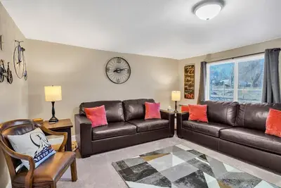 Image de Come stay at our spacious, 3 bedroom hidden gem home close to the heart of Canon City