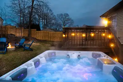 Image de New! Updated Mystic Home w/ Sauna, Hot Tub & Deck
