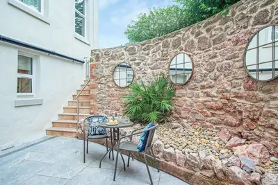 Image de Below Deck is a stylish and luxurious apartment in Torquay, the heart of the English Riviera.