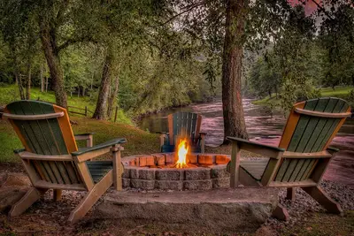Image de Toccoa River. fish off the property. close to Br. Theater, hot tub & fire pit.