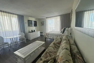 Image de 🌺 12 Guests  3 X ❤️Awesome Studios❤️ Free Parking 🏝️ 5min To Ocean 🏊‍♀️