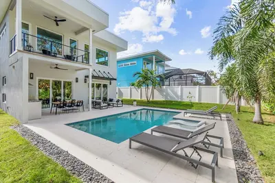 Image de New modern home with salt water heated pool located minutes from SiestaKey Beach