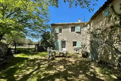 Image de Bastide Provençale face au Grand Luberon