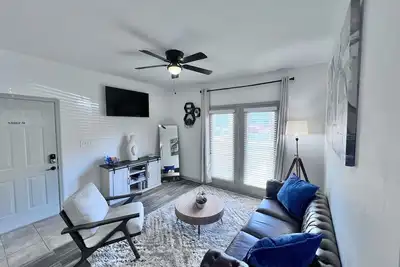 Image de Cozy-King 1-bedroom w/pool & gym