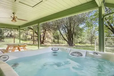 Sugar Pine Cabin 2bd 2bth - Jacuzzi - King Beds